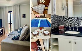 Apto para CASAL com bela VISTA, cama KING, COZINHA COMPLETA, VARANDA, PISCINA, SAUNA, PORTARIA 24h e GARAGEM